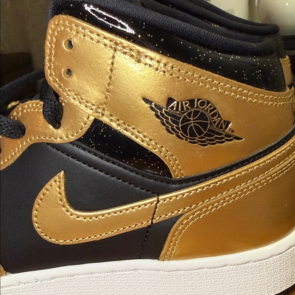 Air Jordan 1 womens 7 / 5.5 youth - Picture 3 of 4